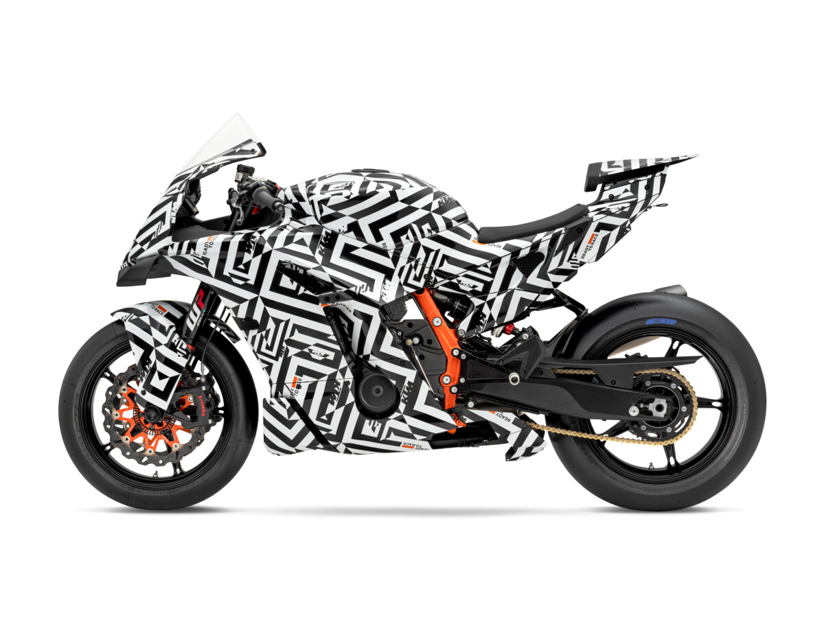 590689_MY25_KTM 990 RC R_PROTOTYPE_90 Left_STUDIO