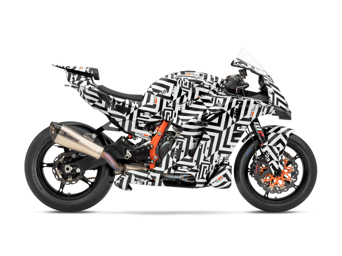590690_MY25_KTM 990 RC R_PROTOTYPE_90 Right_STUDIO