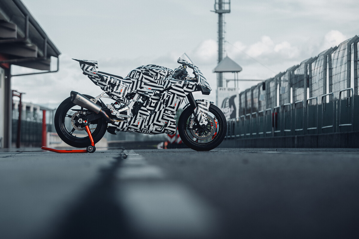 593010_MY25_KTM 990 RC R_PROTOTYPE_STATIC_PITLANE_STATIC