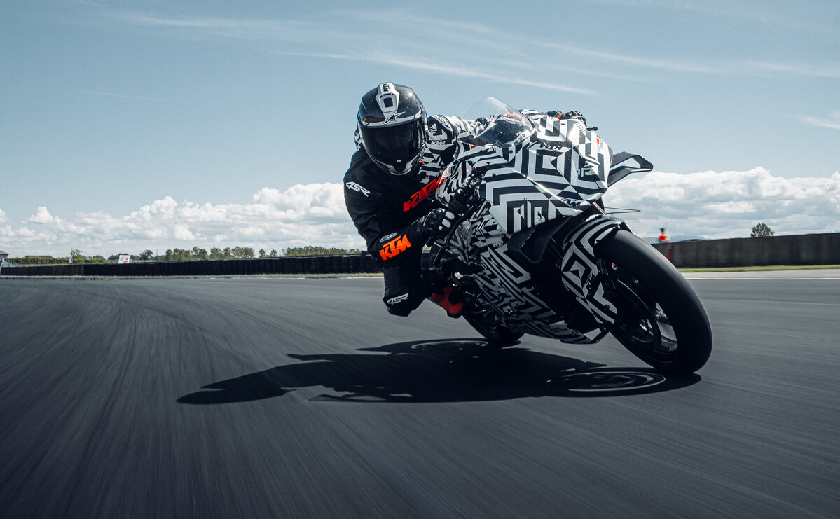 593022_MY25_KTM 990 RC R_PROTOTYPE_ACTION_ACTION
