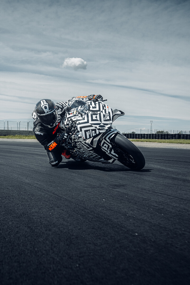 593035_MY25_KTM 990 RC R_PROTOTYPE_ACTION_ACTION