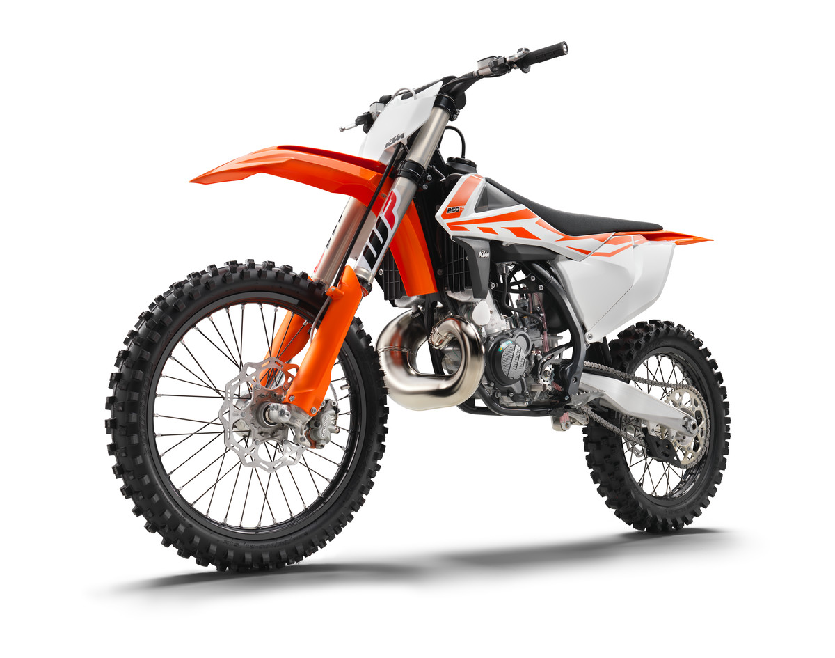 141629_KTM_250_SX_left_front_MY2017_studio