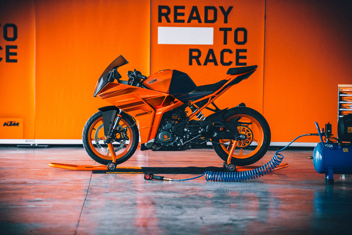 571610_MY24 KTM RC 390_STATIC_MY24_Static_MY24 KTM RC 390_STATIC