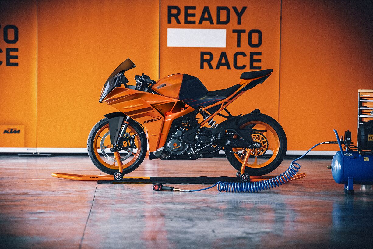 571610_MY24 KTM RC 390_STATIC_MY24_Static_MY24 KTM RC 390_STATIC