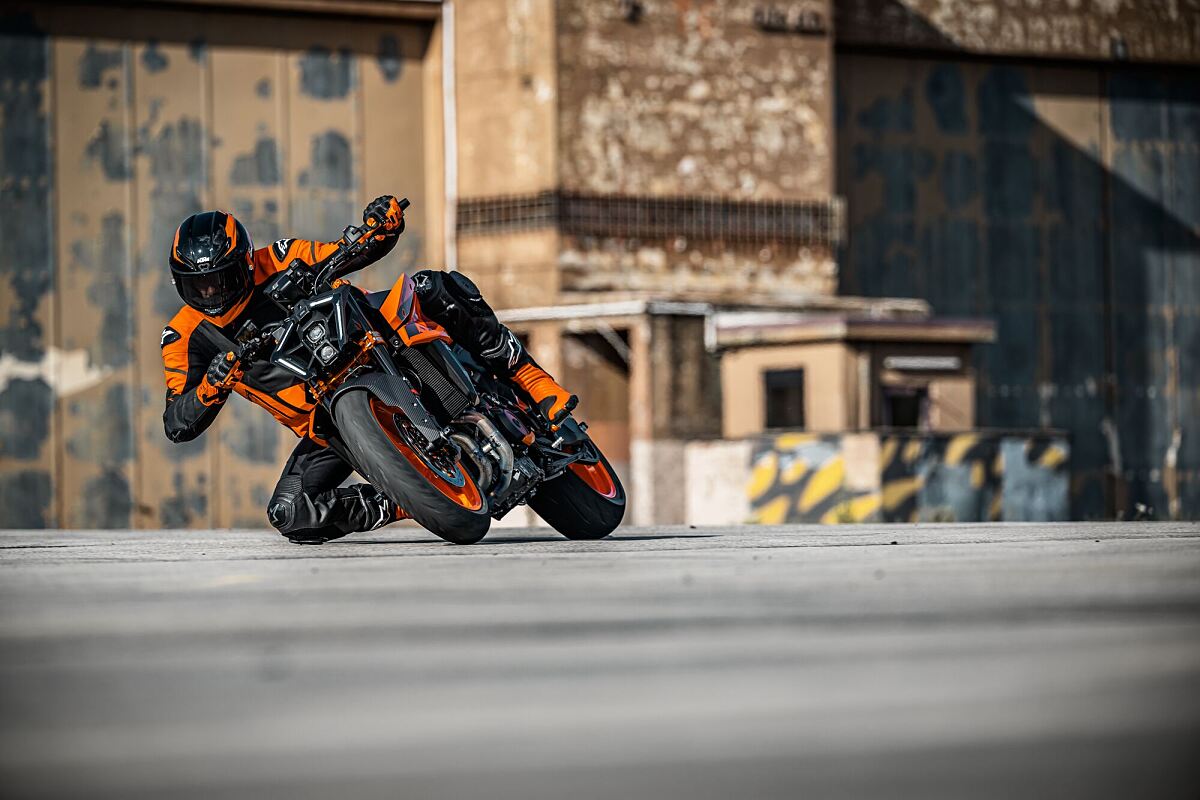 554182_MY24 KTM 990 DUKE_Action _Action_ACTION_01_ACTION