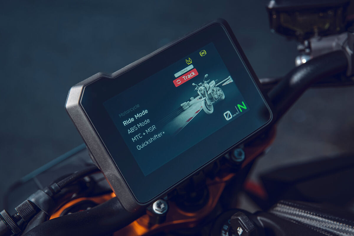 574312_MY24 KTM 990 DUKE - Static _01_STATIC IMAGES