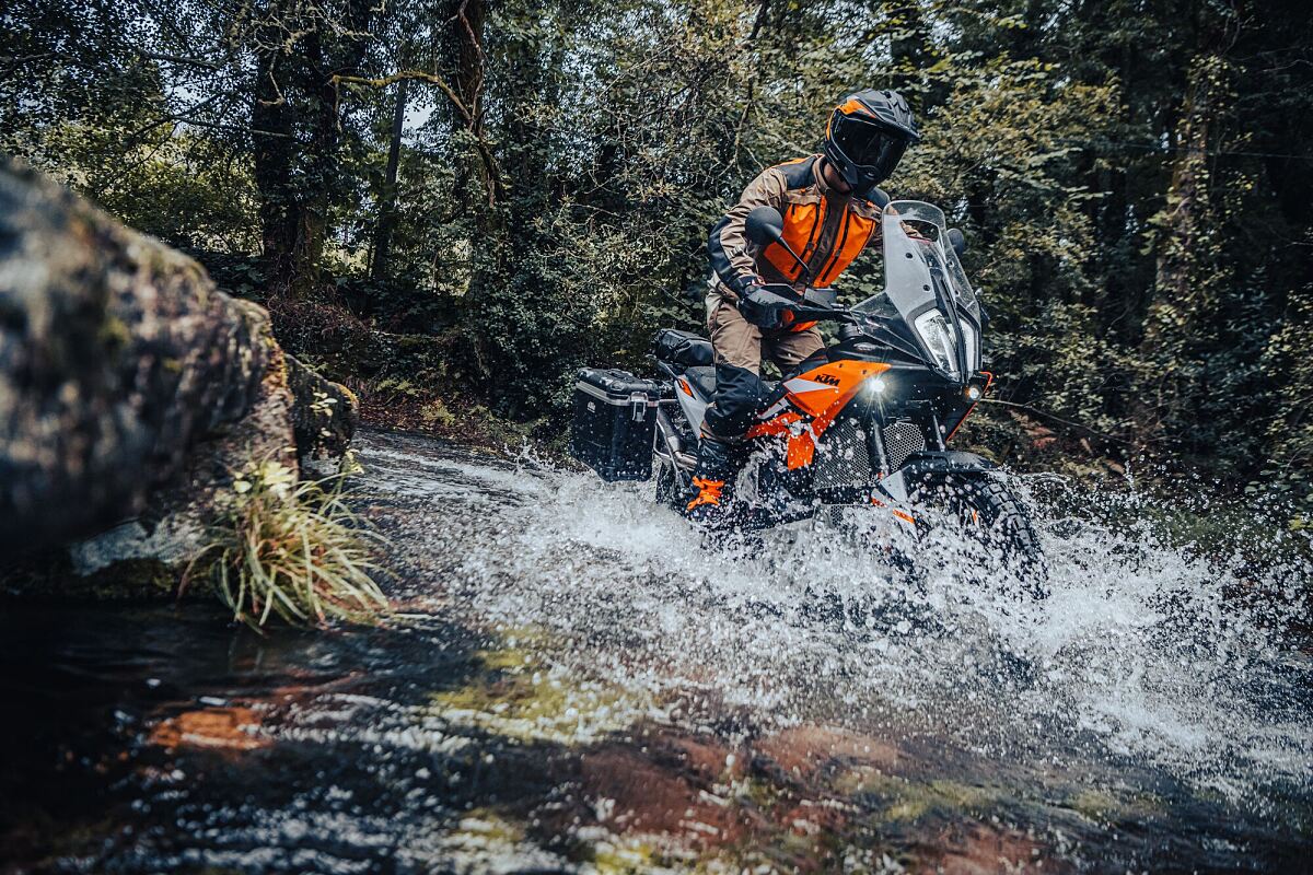 480752_MY23 KTM 890 ADVENTURE - Action - CAT A_EU_ Global