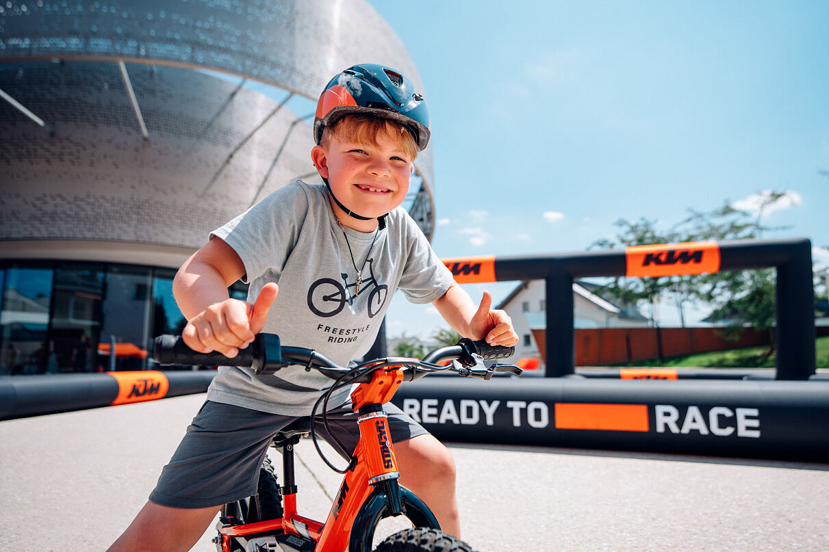 Electric Balance Bike Parcours vor der KTM Motohall