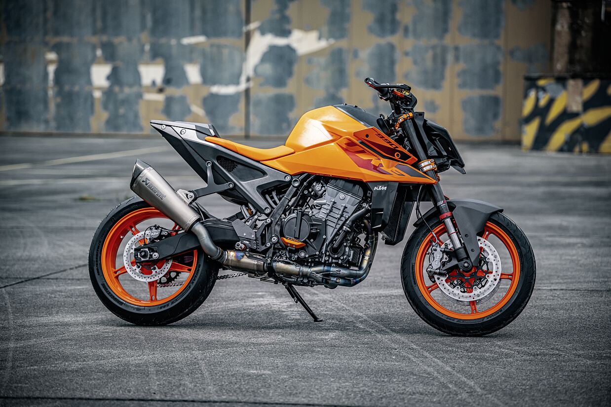 551969_MY24 KTM 990 DUKE_Static_Static_STATIC_02_STATIC