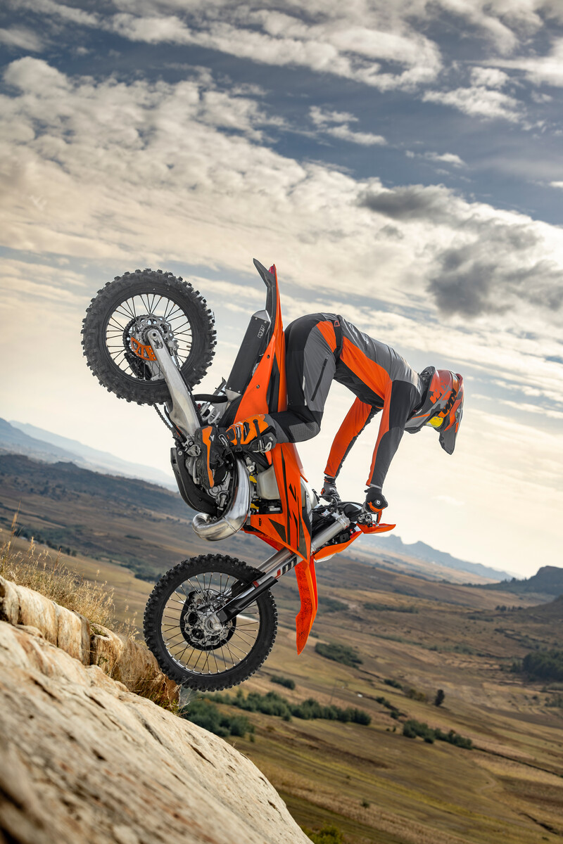 592893_MY25 KTM 300 XC-W_ACTION_Enduro Range