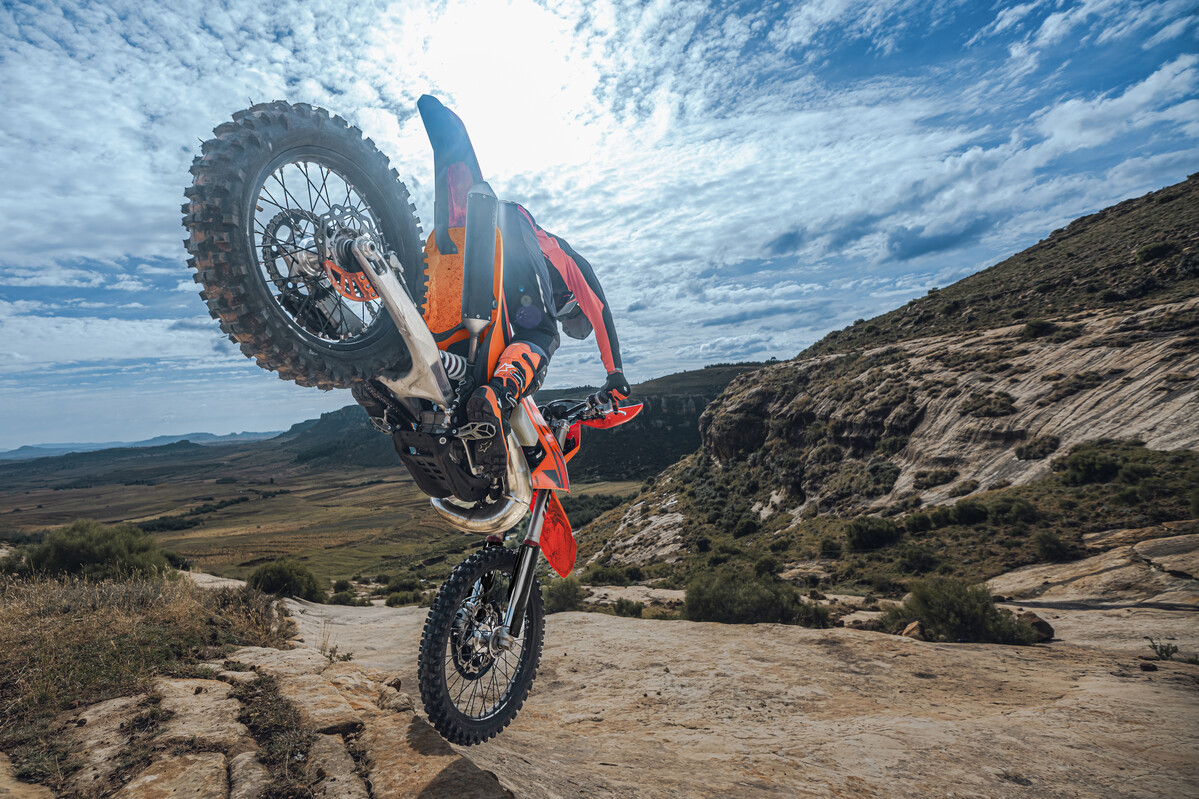 592904_MY25 KTM XC-W RANGE - ACTION6_01_ACTION_Enduro Range