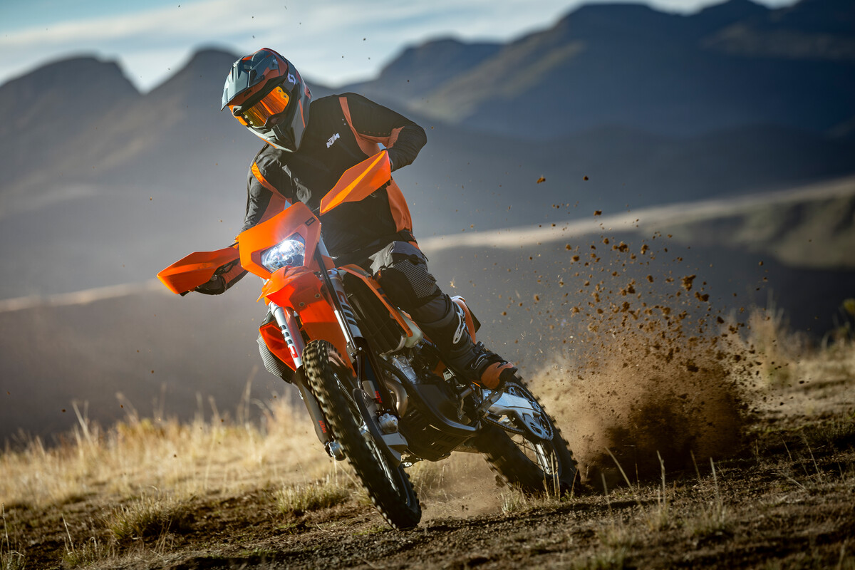 607148_MY25_KTM_450 XCF-W_ACTION_Enduro Range