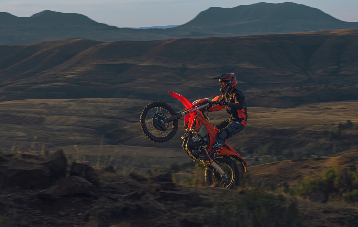 607149_MY25_KTM_450 XCF-W_ACTION_Enduro Range