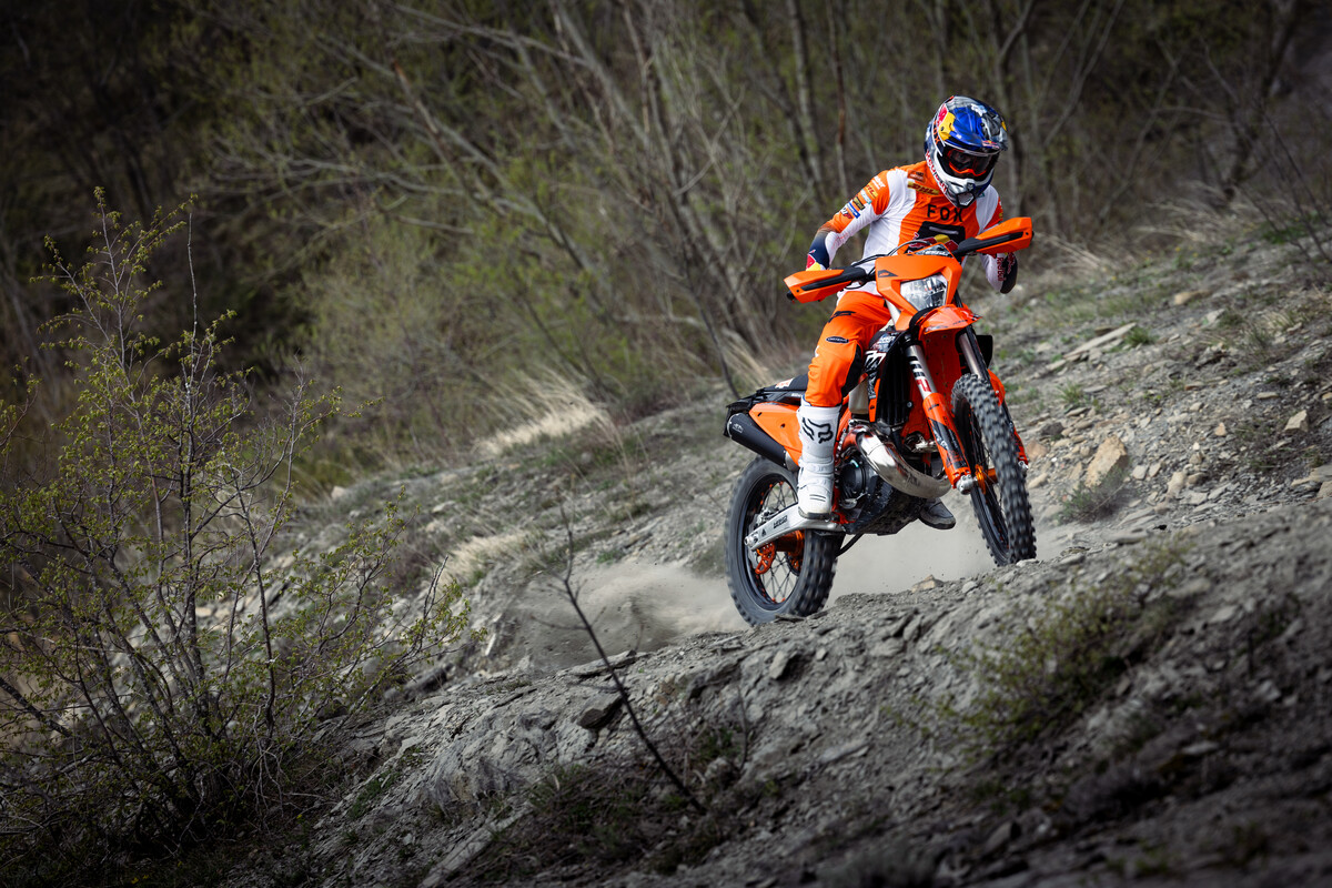590291_MY25_KTM_300_XC-W_HARDENDURO_01_ACTION_ HARDENDURO