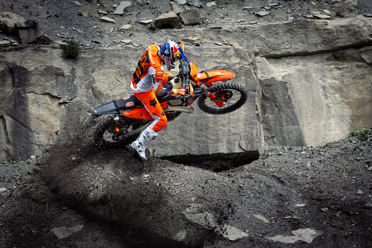 590296_MY25_KTM_300_XC-W_HARDENDURO_01_ACTION_ HARDENDURO