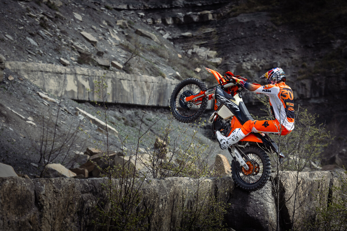 590300_MY25_KTM_300_XC-W_HARDENDURO_01_ACTION_ HARDENDURO
