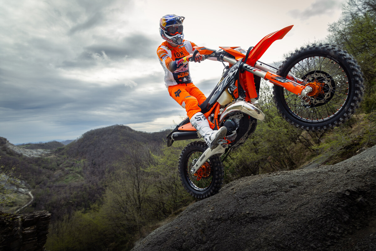 590306_MY25_KTM_300_XC-W_HARDENDURO_01_ACTION_HARDENDURO