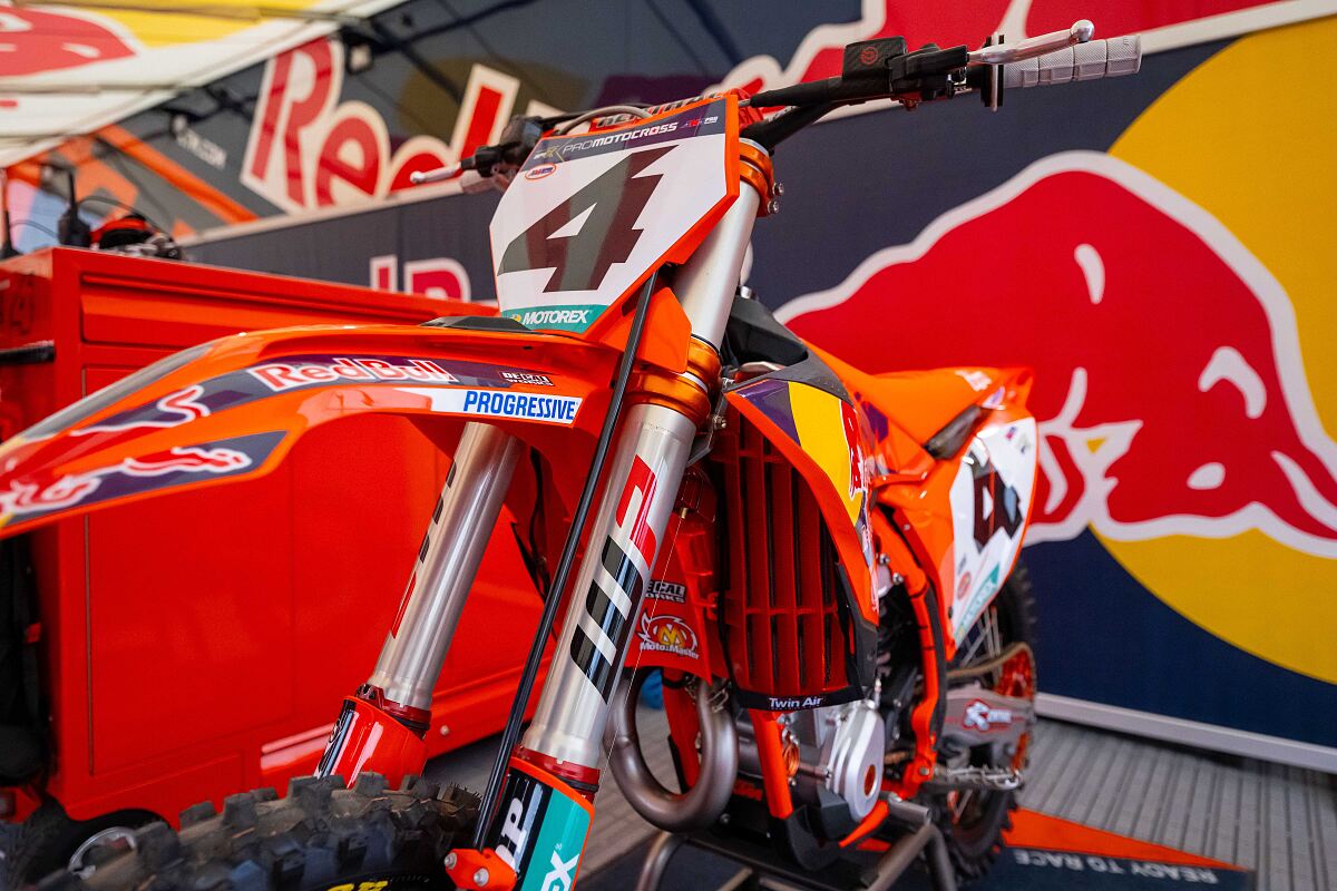 RED BULL KTM FACTORY RACING - PROGRESSIVE 01