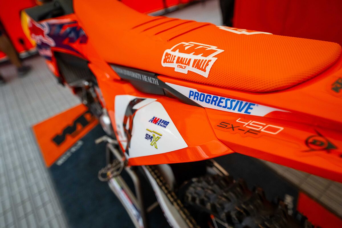 RED BULL KTM FACTORY RACING - PROGRESSIVE 02
