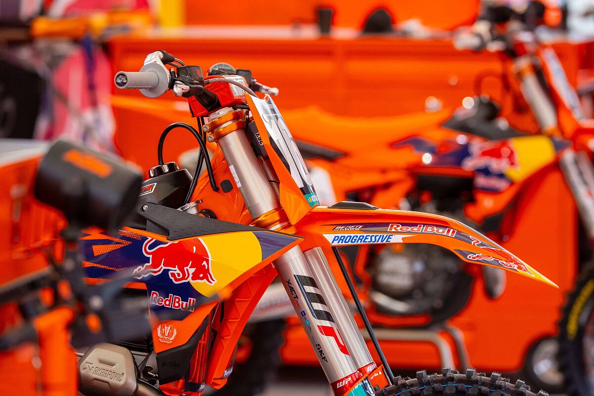 RED BULL KTM FACTORY RACING - PROGRESSIVE 03