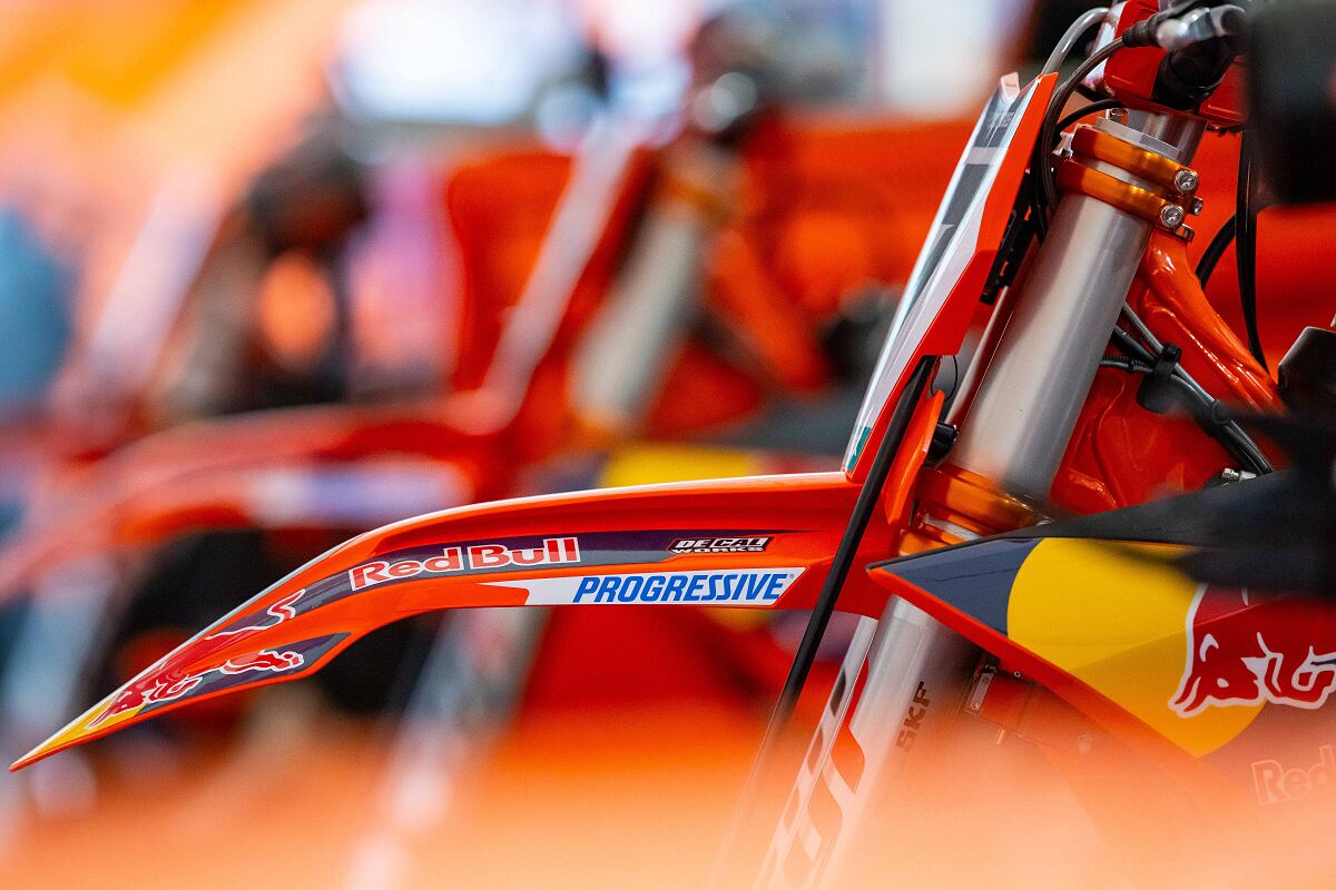 RED BULL KTM FACTORY RACING - PROGRESSIVE 04