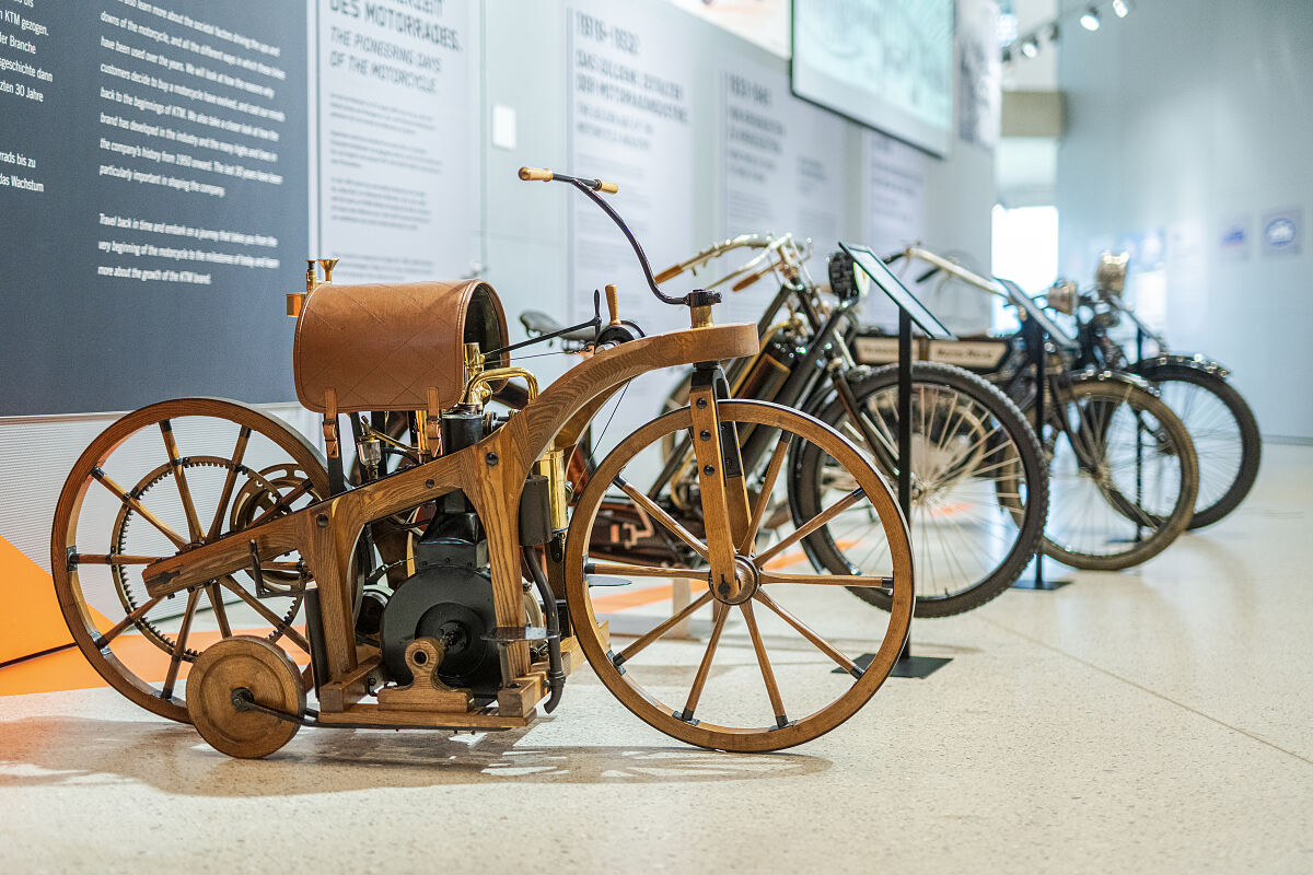 „137 Jahre Motorrad, 70 Jahre KTM, 30 Jahre Ueberholspur“ 