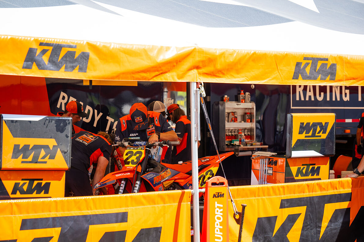 KTM TRACKSIDE SUPPORT - LORETTA LYNN MX 02