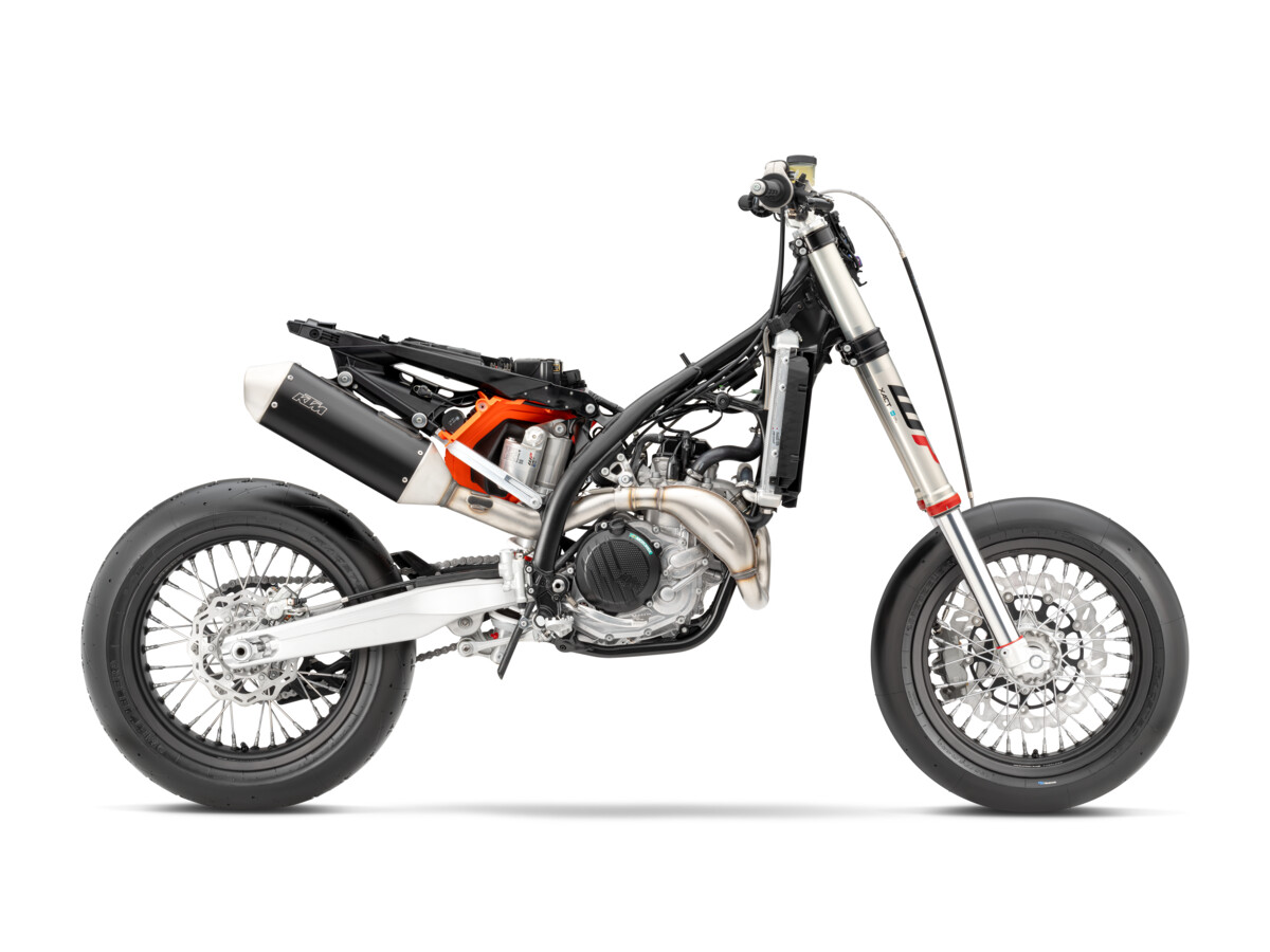 608295_MY25 KTM SMR 450_STUDIO_90 DEGREE RIGHT STRIPPED_STUDIO_STUDIO