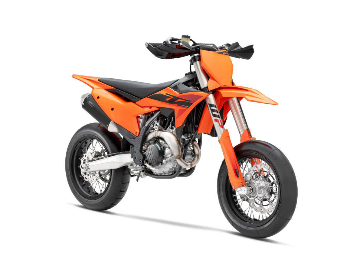 608297_MY25 KTM SMR 450_STUDIO_45 DEGREE RIGHT FRONT_STUDIO_STUDIO