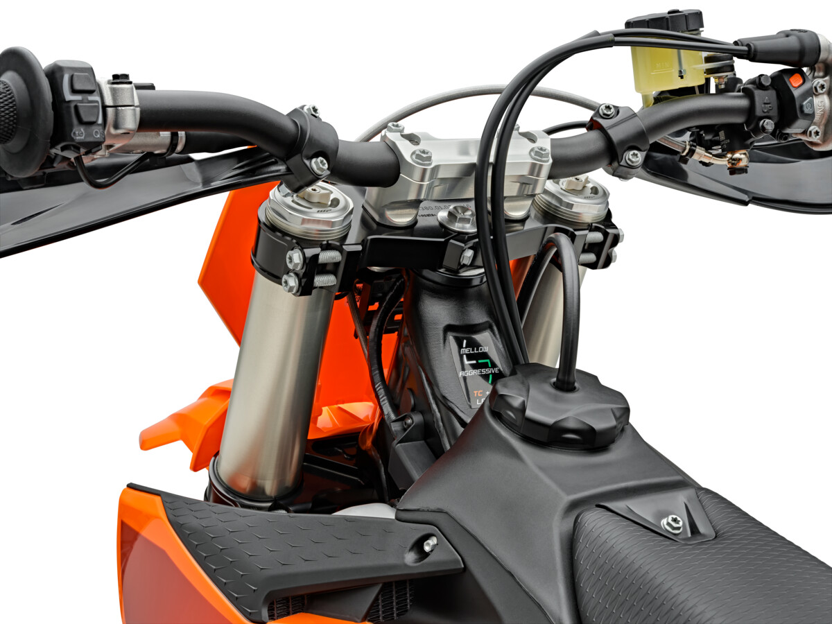 608305_MY25 KTM SMR 450_STUDIO_FORKS TOP CAP_STUDIO_STUDIO