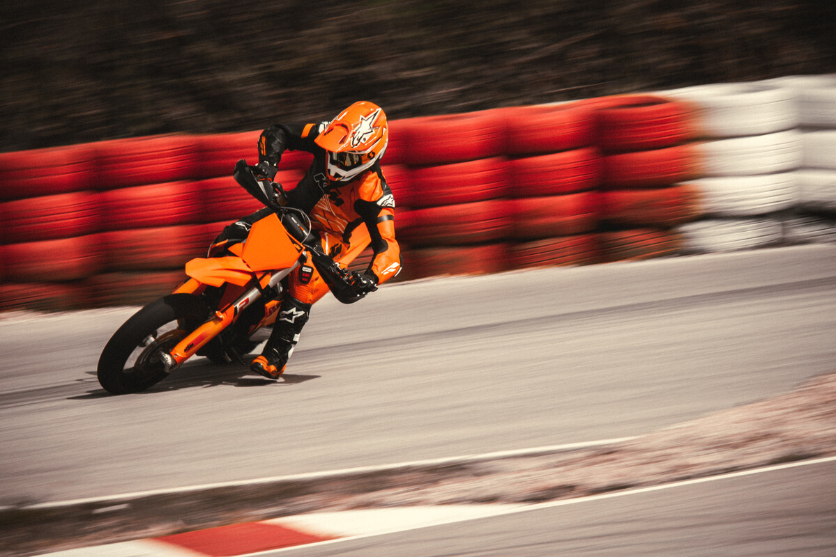 618391_MY25 KTM 450 SMR_ACTION_Supermoto_MY25_ACTION_ACTION