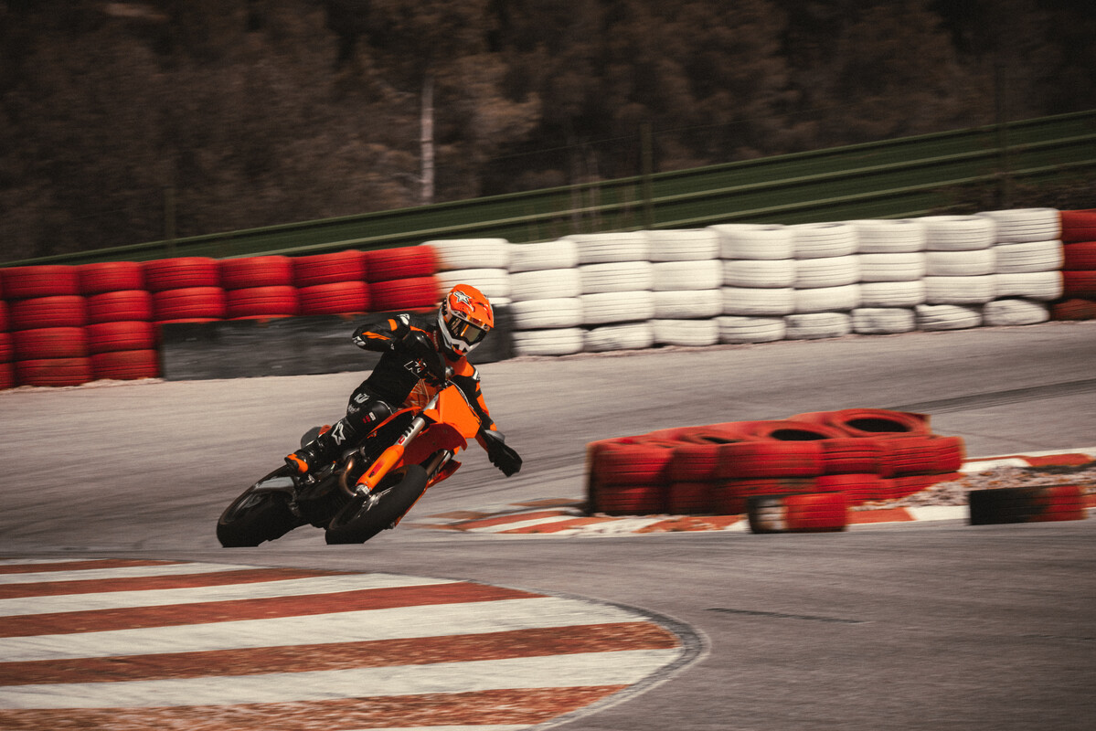 618392_MY25 KTM 450 SMR_ACTION_Supermoto_MY25_ACTION_ACTION
