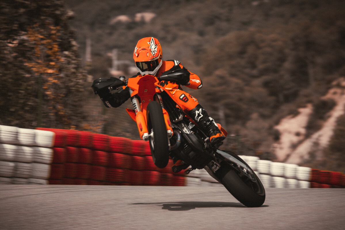 618397_MY25 KTM 450 SMR_ACTION_Supermoto_MY25_ACTION_ACTION