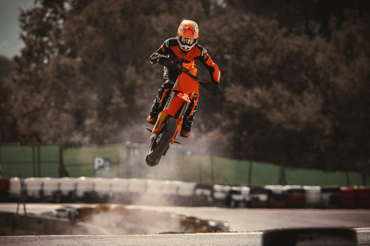 618398_MY25 KTM 450 SMR_ACTION_Supermoto_MY25_ACTION_ACTION