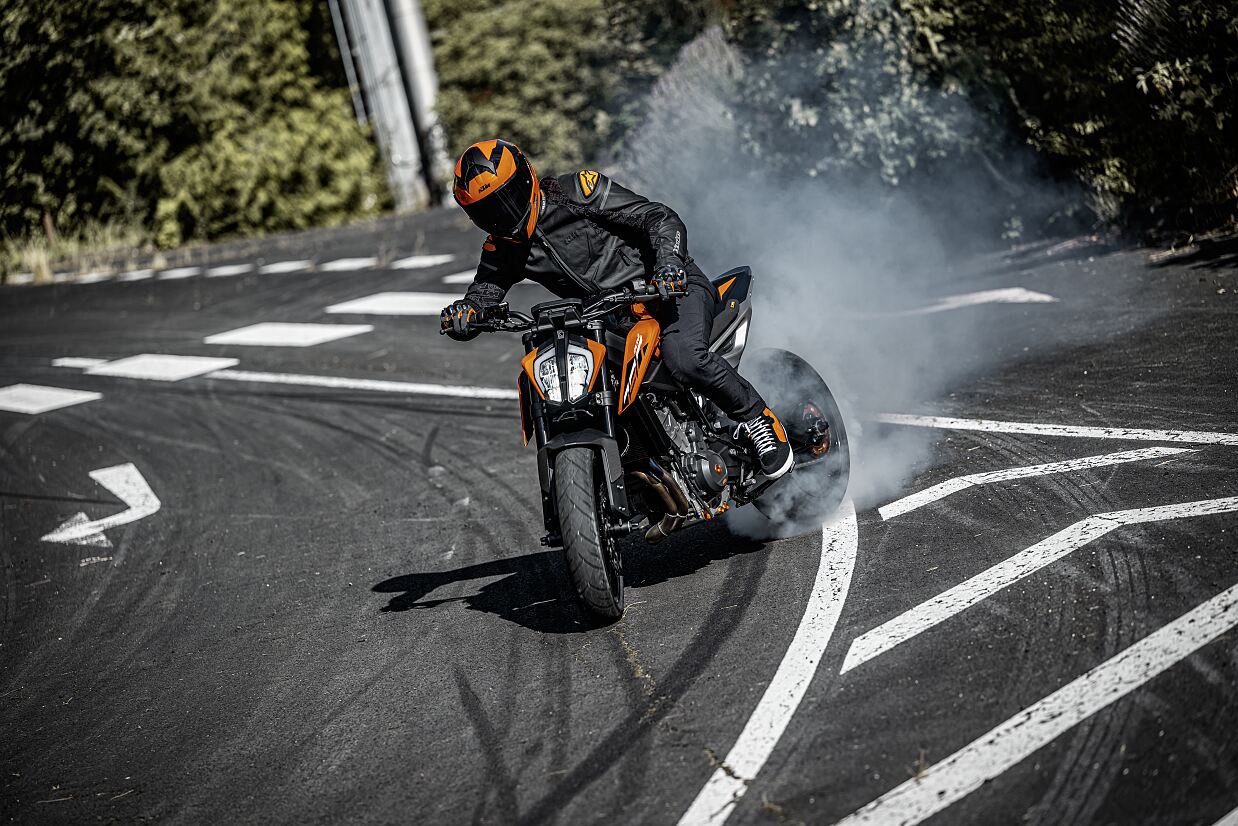 553538_MY24 KTM 790 DUKE_Action_01_ACTION_Action_01_ACTION