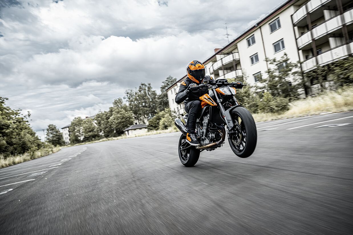 553539_MY24 KTM 790 DUKE_Action_01_ACTION_Action_01_ACTION