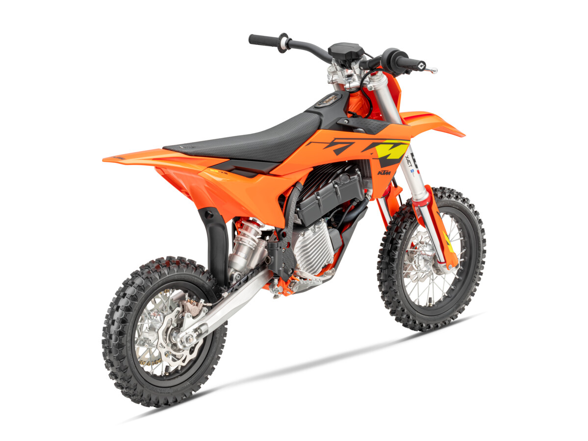 625300_MY_25_KTM_SX-E_5_45 Degree Rear Right_STUDIO_SX-E 5_03_STUDIO IMAGES_STUDIO