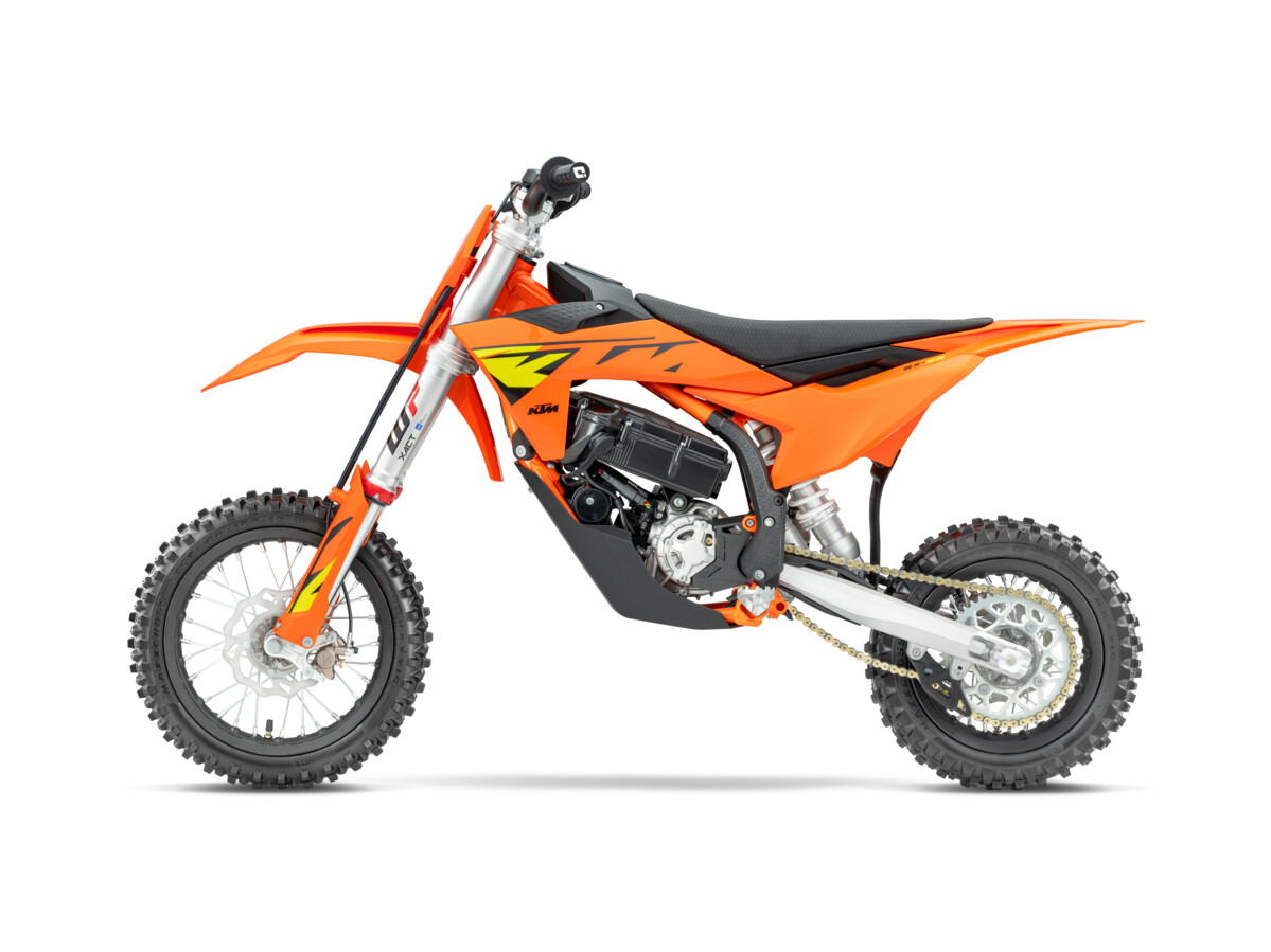 625301_MY_25_KTM_SX-E_5_90 Degree Left_STUDIO_SX-E 5_03_STUDIO IMAGES_STUDIO