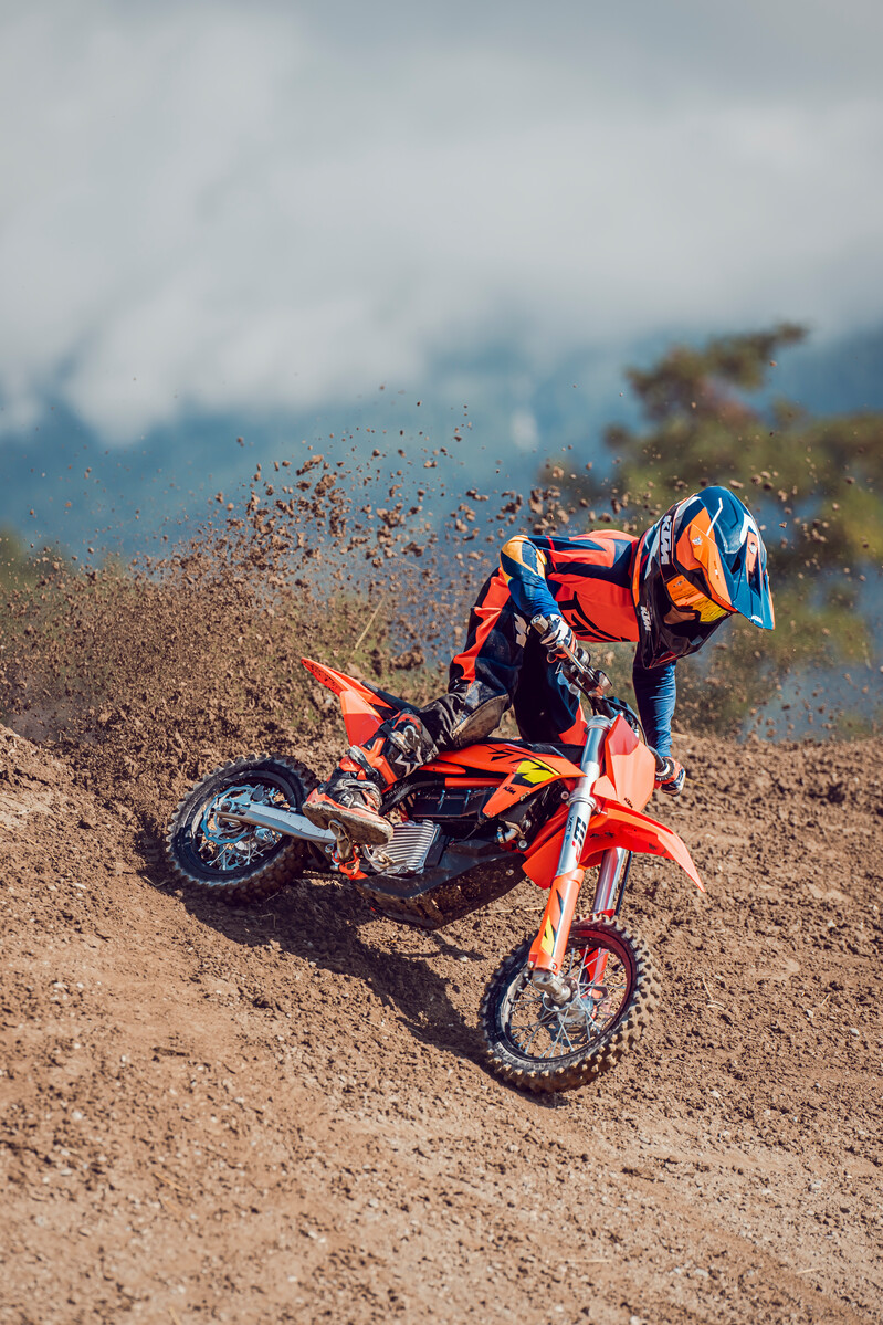 637654_MY25 KTM SX-E 5_ACTION_SX-E 5_01_ACTION IMAGES