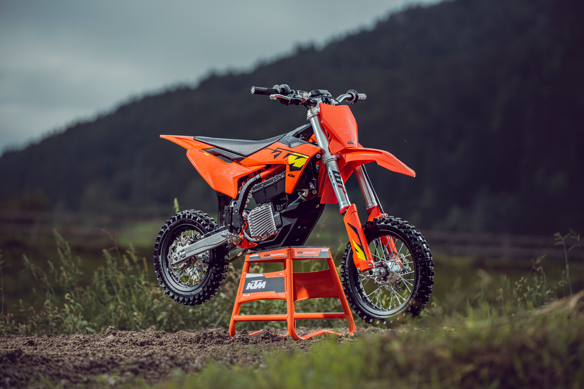 637679_MY25 KTM SX-E 5_STATIC_STATIC_SX-E 5_02_STATIC IMAGES