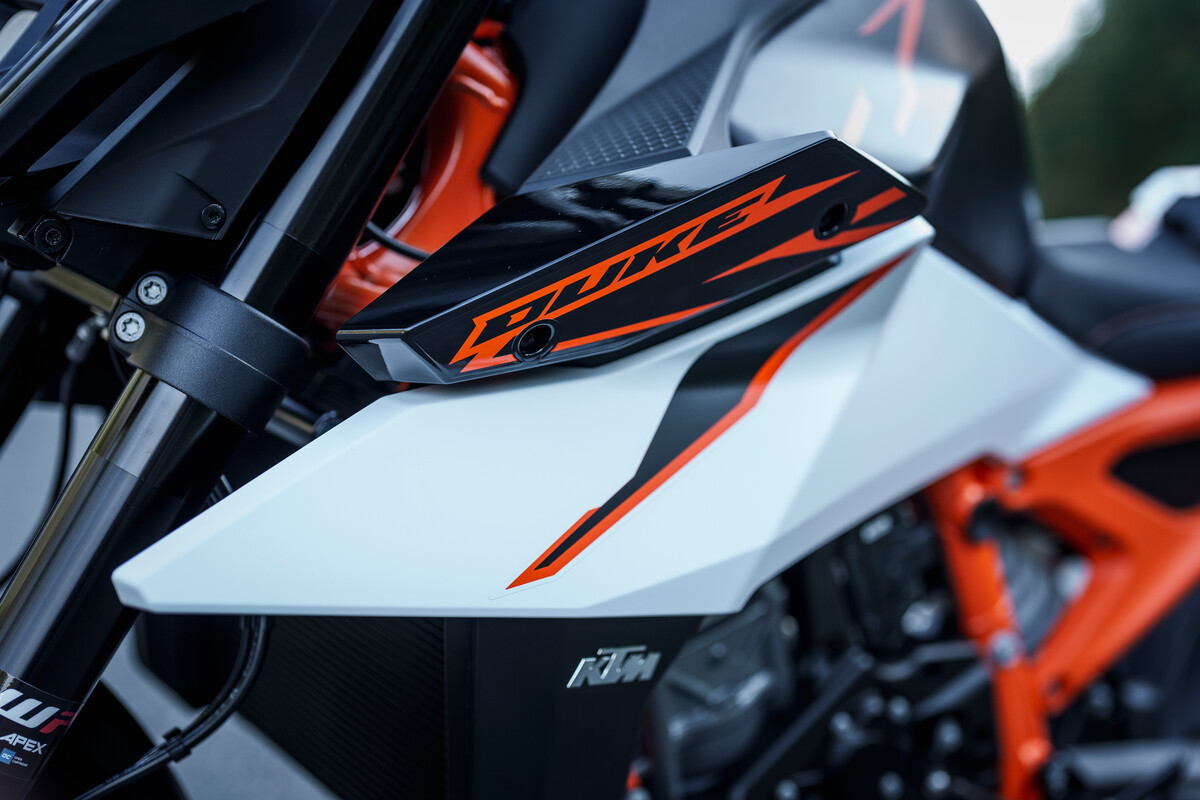 2025 KTM 990 DUKE R