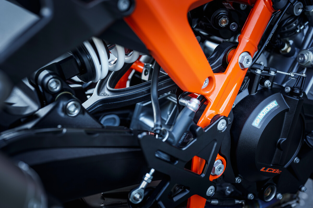 2025 KTM 990 DUKE R