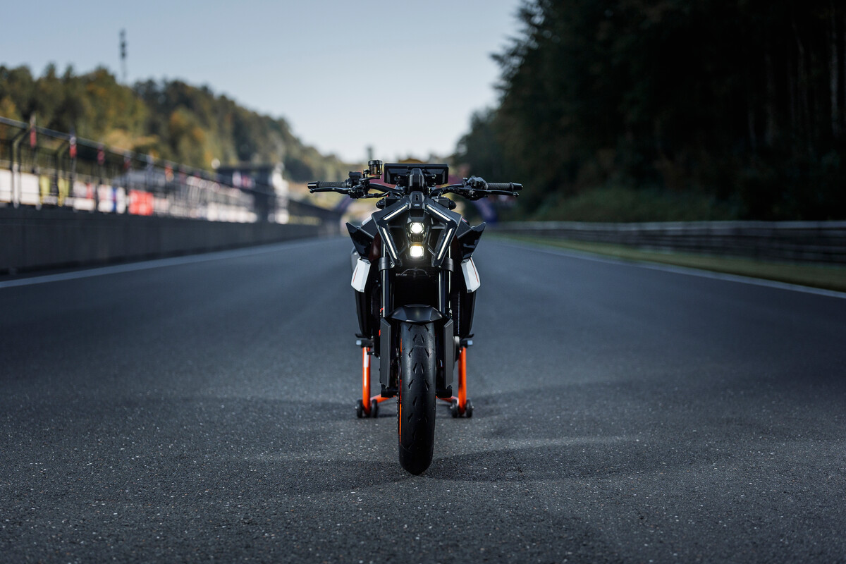 2025 KTM 990 DUKE R