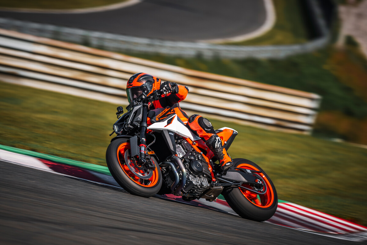 2025 KTM 990 DUKE R