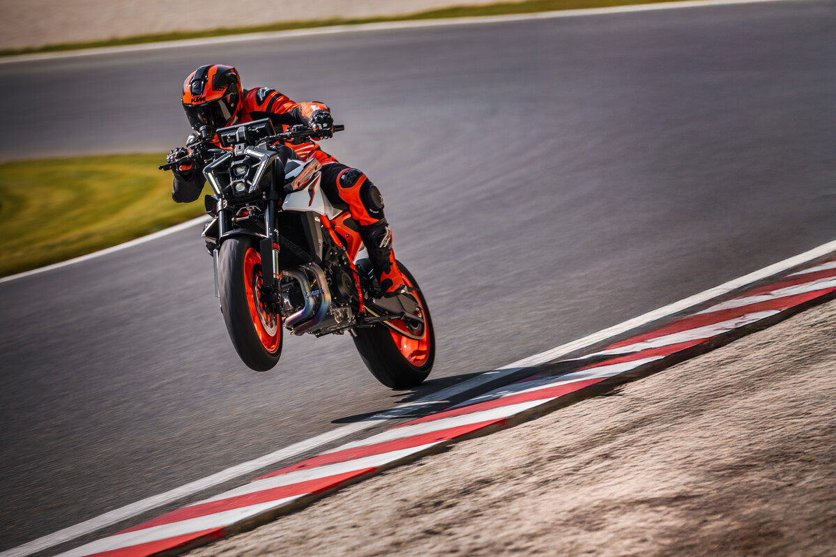 2025 KTM 990 DUKE R