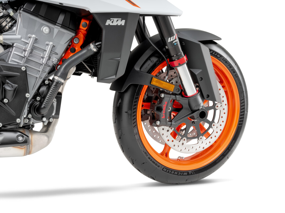 626449_MY25 KTM 990 DUKE R_STUDIO_Studio_03_STUDIO IMAGES_STUDIO_EU_GLOBAL_USA
