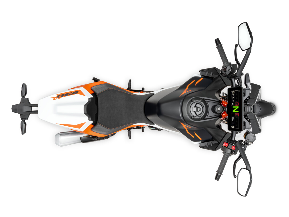 626454_MY25 KTM 990 DUKE R_STUDIO_Studio_03_STUDIO IMAGES_STUDIO_EU_GLOBAL_USA
