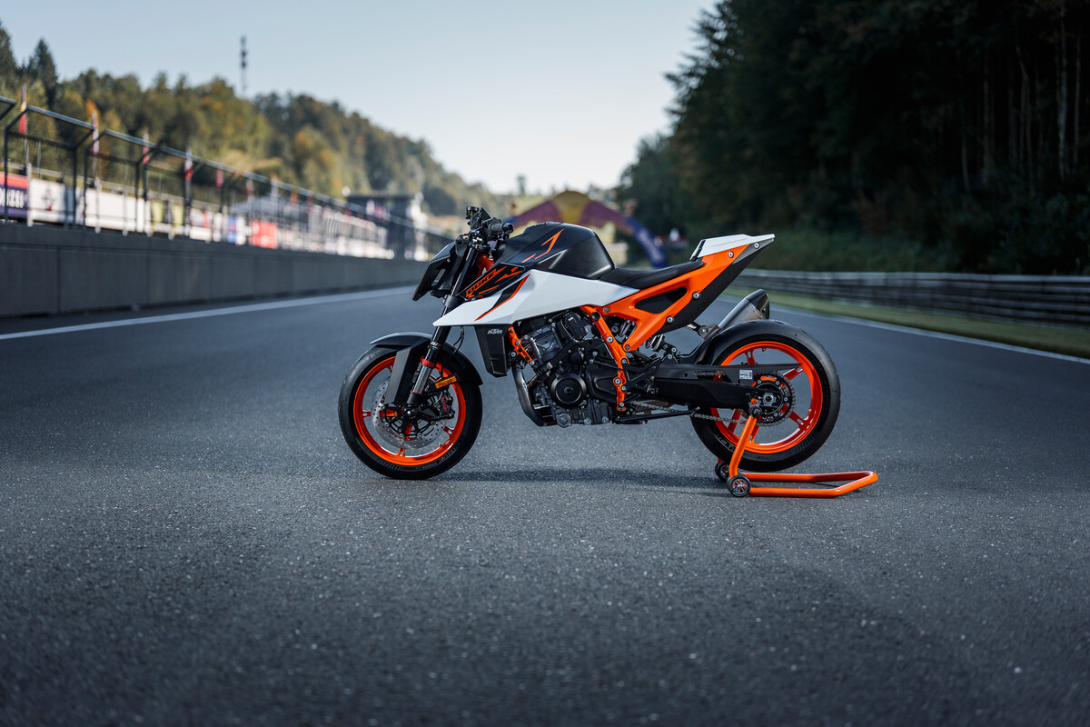 638317_MY25 KTM 990 DUKE R_STATIC_Static_STATIC