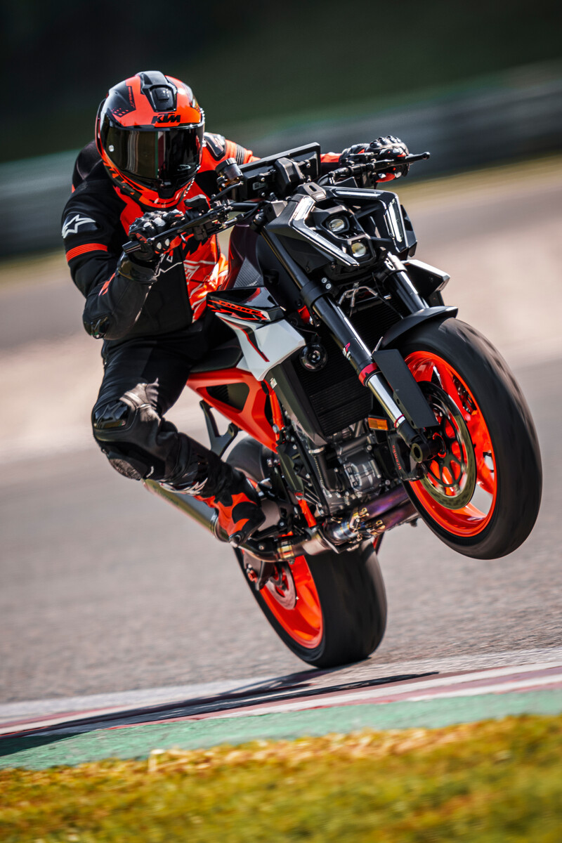 638332_MY25 KTM 990 DUKE R_ACTION_Action_ACTION
