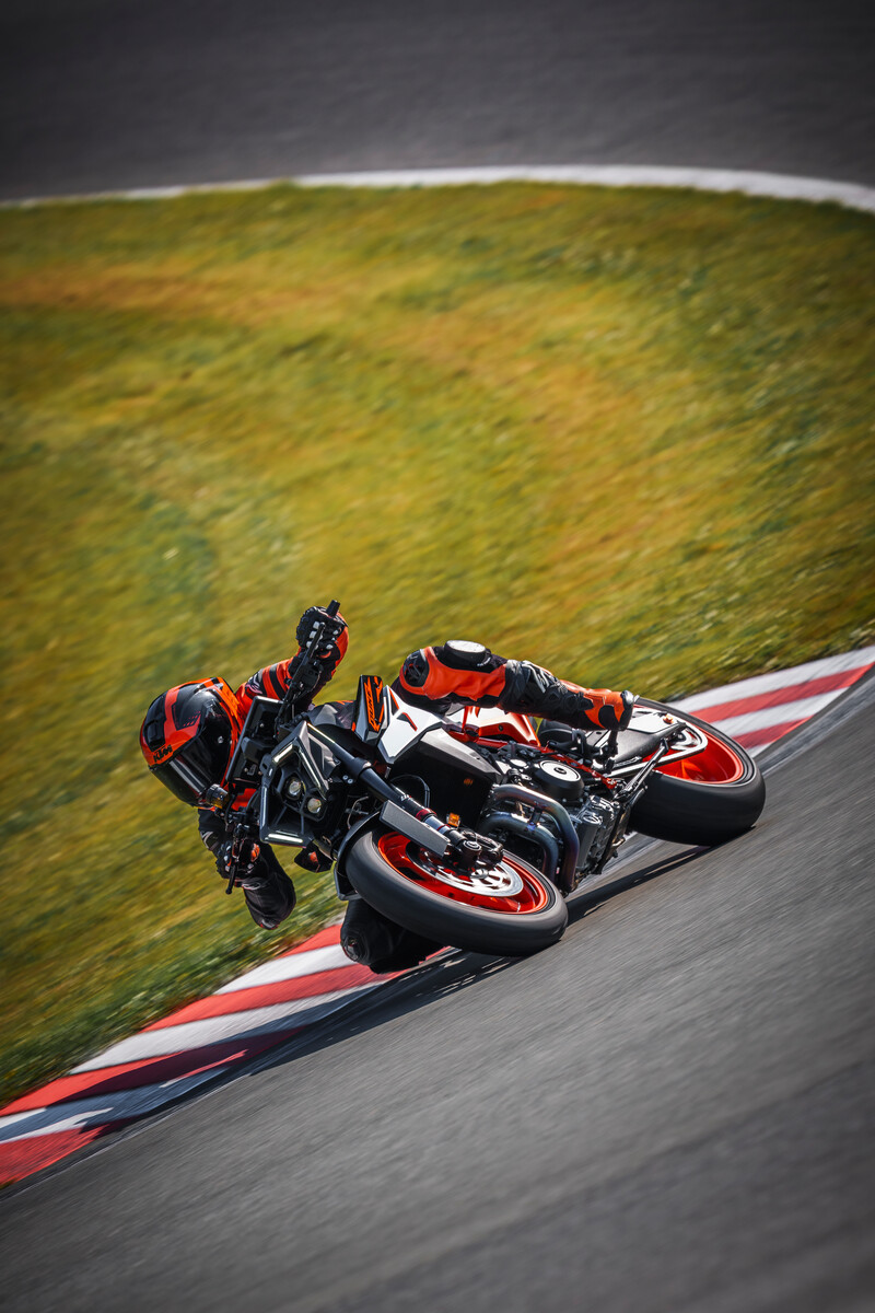 638335_MY25 KTM 990 DUKE R_ACTION_Action_ACTION